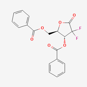 Chemical structure of ((2R,3R)-3-(Benzoyloxy)-4,4-difluoro-5-oxotetrahydrofuran-2-yl)methyl benzoate