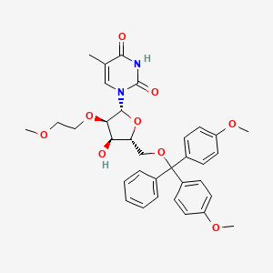 Chemical structure of 1-((2R,3R,4R,5R)-5-((Bis(4-methoxyphenyl)(phenyl)methoxy)methyl)-4-hydroxy-3-(2-methoxyethoxy)tetrahydrofuran-2-yl)-5-methylpyrimidine-2,4(1H,3H)-dione