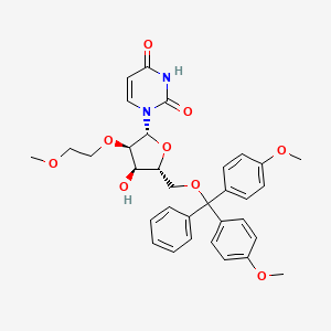 Chemical structure of 1-((2R,3R,4R,5R)-5-((Bis(4-methoxyphenyl)(phenyl)methoxy)methyl)-4-hydroxy-3-(2-methoxyethoxy)tetrahydrofuran-2-yl)pyrimidine-2,4(1H,3H)-dione