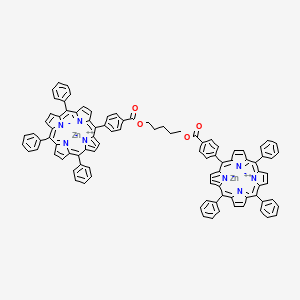 Chemical structure of Dizinc(II) mono(10,15,20-triphenyl-5-(4-(((5-((4-((1E,6E,11E,16E)-10,15,20-triphenyl-21,23-didehydroporphyrin-5-yl)benzoyl)oxy)pentyl)oxy)carbonyl)phenyl)-22H,24H-porphyrin-21,22-diide)
