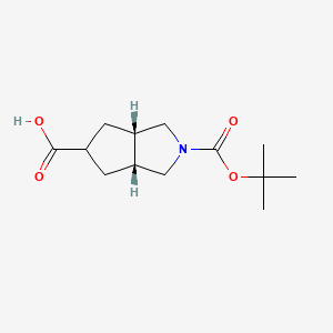 Chemical structure of cis-2-(tert-Butoxycarbonyl)octahydrocyclopenta[c]pyrrole-5-carboxylic acid