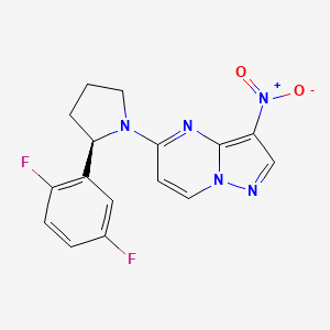 Chemical structure of (R)-5-(2-(2,5-Difluorophenyl)pyrrolidin-1-yl)-3-nitropyrazolo[1,5-a]pyrimidine